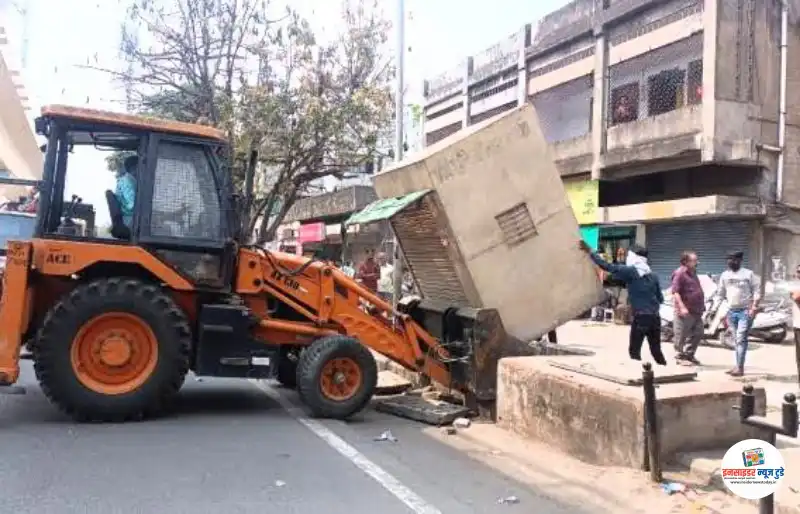 अवैध ठेले हटाए गए, 1 ट्रक सामान जब्त अवैध ठेले हटाए गए, 1 ट्रक सामान जब्त