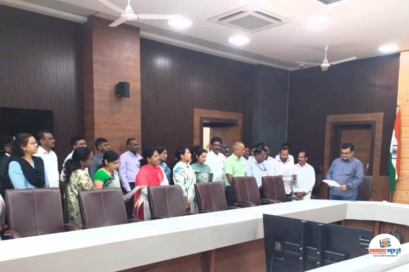 जिल्हाधिकारी कार्यालयात संविधान दिन साजरा जिल्हाधिकारी कार्यालयात संविधान दिन साजरा