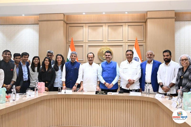 भारतालाविश्वचषकजिंकूनदेणाऱ्यामहिलाक्रिकेटसंघाचासत्कार(1)_copy_800x534