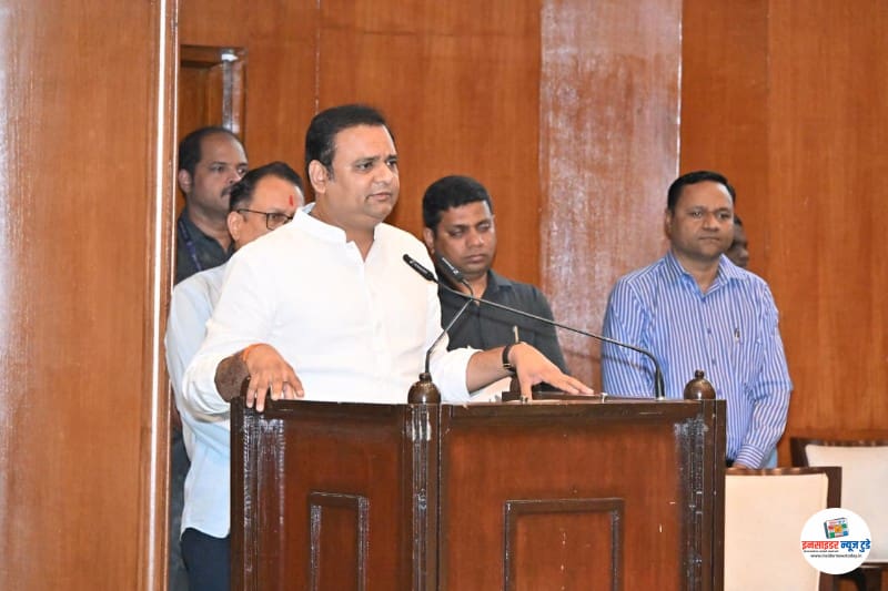 मुंबईविधानभवनच्यासेंट्रलहॉलमध्ये'वंदेमातरम'गीताच्या१५०व्यावर्धापनदिन(2)_copy_800x533