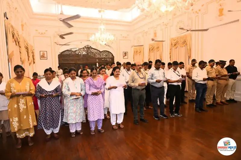 राजभवनमुंबईयेथेराज्यघटनेच्याप्रास्ताविकेचेवाचन(1)_1_copy_800x533