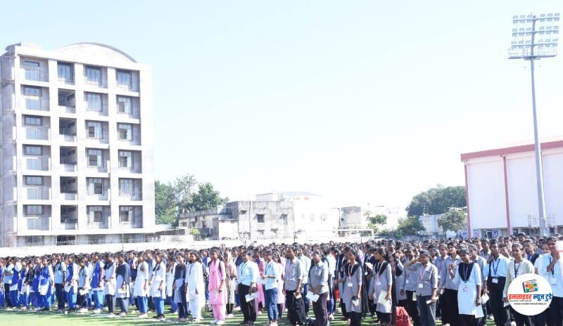 वंदे मातरम सार्धशताब्दी,शेकडो विद्यार्थ्यांच्या उपस्थितीत वंदे मातरमचे सामूहिक गायन वंदे मातरम सार्धशताब्दी,शेकडो विद्यार्थ्यांच्या उपस्थितीत वंदे मातरमचे सामूहिक गायन