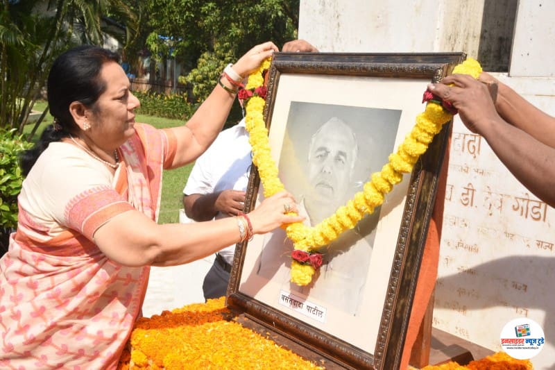 स्व.वसंतदादा पाटील यांच्या जयंतीनिमित्त विधान भवनात अभिवादन स्व.वसंतदादा पाटील यांच्या जयंतीनिमित्त विधान भवनात अभिवादन