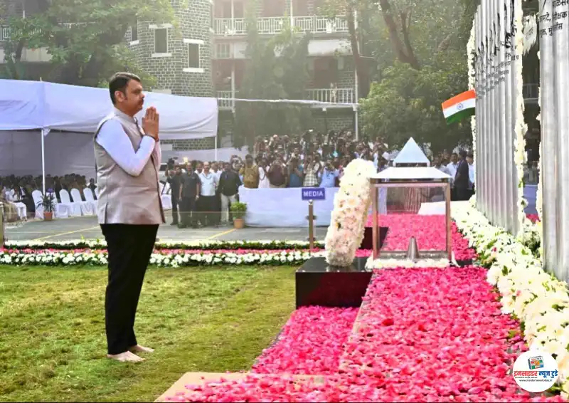 २६११च्यादहशतवादीहल्ल्यातीलशहिदांनामुख्यमंत्र्यांचेअभिवादन-2_copy_800x565_1_copy_800x566