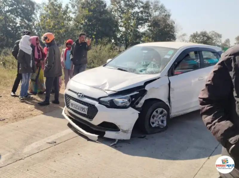 धक्कादायक: उभ्या असलेल्या वाहनाला कारची जोरदार धडक धक्कादायक: उभ्या असलेल्या वाहनाला कारची जोरदार धडक