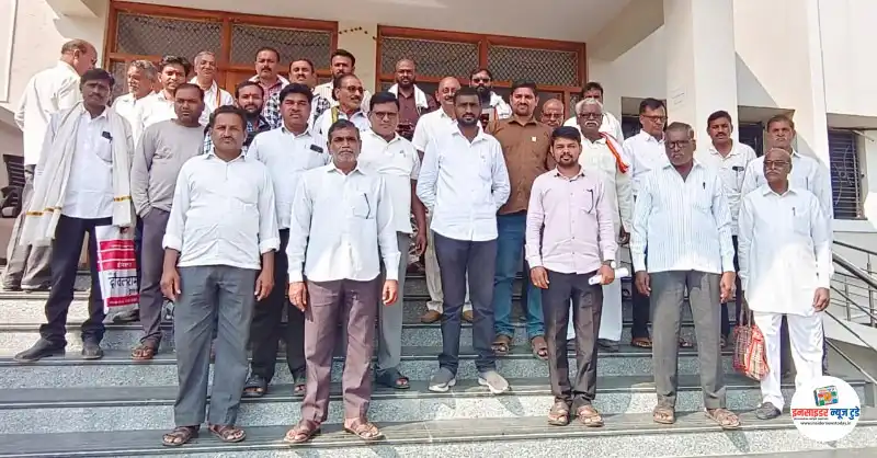 मुख्यमंत्री, कृषीमंत्री, पालकमंत्र्यांचे अमरावती जिल्ह्यातील संत्रा उत्पादक शेतकऱ्यांवर दुर्लक्ष ! मुख्यमंत्री, कृषीमंत्री, पालकमंत्र्यांचे अमरावती जिल्ह्यातील संत्रा उत्पादक शेतकऱ्यांवर दुर्लक्ष !