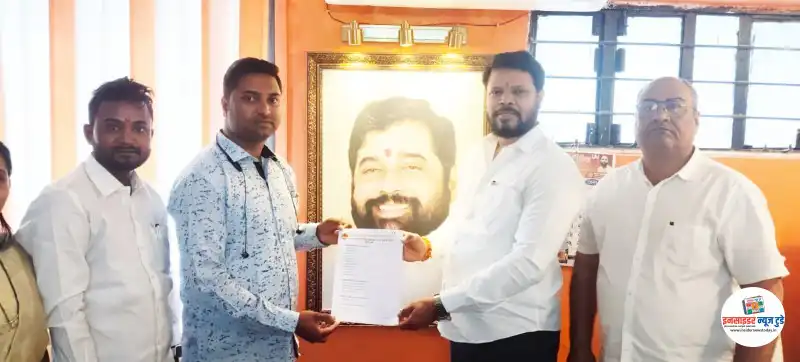 शिवसेना कार्यालयात इच्छुक उमेदवारी अर्ज दाखल शिवसेना कार्यालयात इच्छुक उमेदवारी अर्ज दाखल