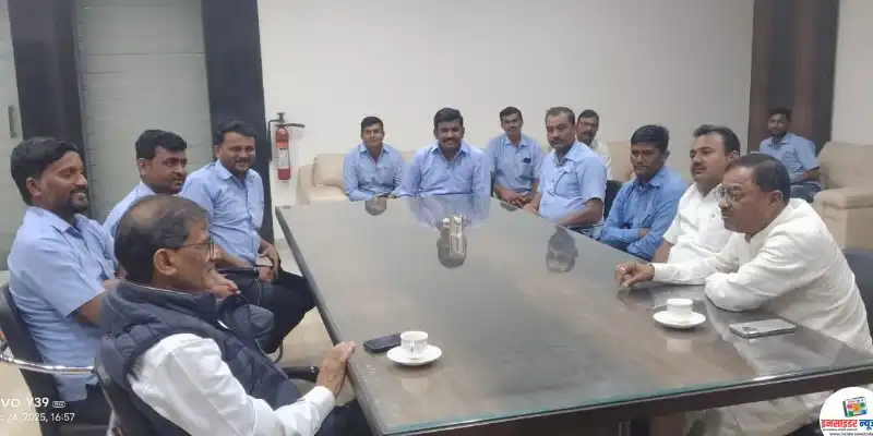 सूर्यलक्ष्मी कॉटनमिलच्या व्यवस्थापनाला प्रत्यक्ष भेट देऊन माजी आमदार टेकचंद सावरकर यांनी कामगारांच्या समस्या सोडविण्याचे दिले निर्देश सूर्यलक्ष्मी कॉटनमिलच्या व्यवस्थापनाला प्रत्यक्ष भेट देऊन माजी आमदार टेकचंद सावरकर यांनी कामगारांच्या समस्या सोडविण्याचे दिले निर्देश
