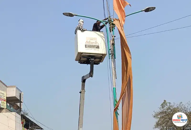 शहरातील २३७ पोस्टर्स, १७३ बॅनर्स हटविले मनपा प्रशासनाची ७२ तासात कारवाई शहरातील २३७ पोस्टर्स, १७३ बॅनर्स हटविले मनपा प्रशासनाची ७२ तासात कारवाई