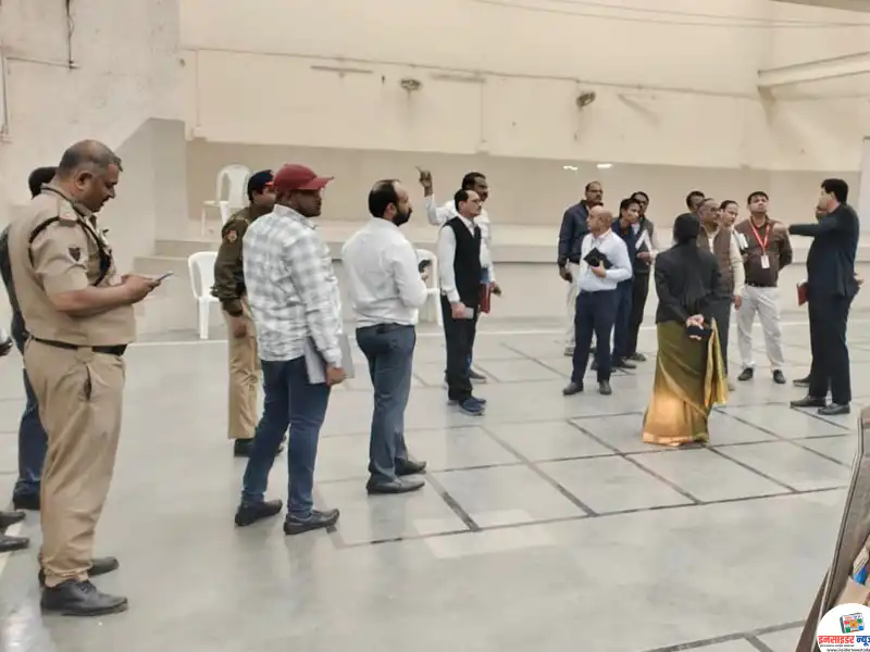 मनपा आयुक्तांनी केली स्ट्राँग रूम ची पाहणी मनपा आयुक्तांनी केली स्ट्राँग रूम ची पाहणी