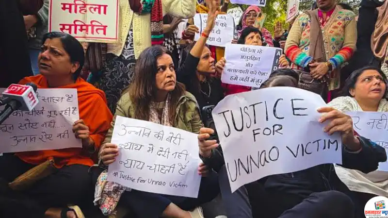 उन्नाव गैंगरेप केस – पीड़िता और परिवार ने जंतर-मंतर पर विरोध प्रदर्शन किया उन्नाव गैंगरेप केस – पीड़िता और परिवार ने जंतर-मंतर पर विरोध प्रदर्शन किया