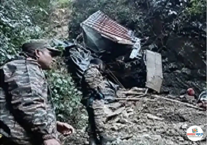 1,000 फीट गहरी खाई में गिरा ट्रक 1,000 फीट गहरी खाई में गिरा ट्रक