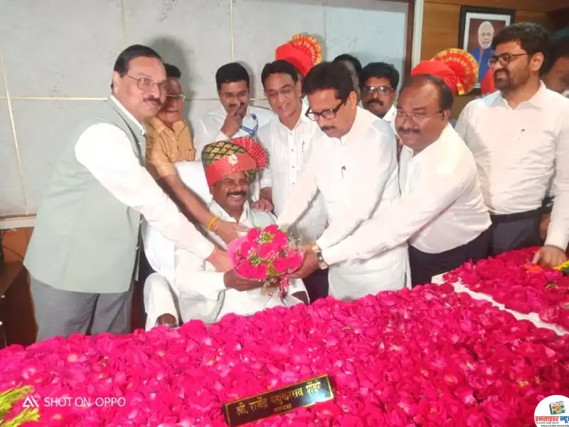 नगराध्यक्ष राजेंद्र शेंदरे यांनी स्वीकारला पदभार नगराध्यक्ष राजेंद्र शेंदरे यांनी स्वीकारला पदभार