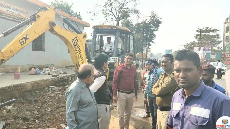 भंडारा नगरपरिषदेचा अतिक्रमणाविरुद्ध ‘बुलडोझर’; खांब तलाव ते खात रोडवरील ४० अवैध दुकाने जमीनदोस्त भंडारा नगरपरिषदेचा अतिक्रमणाविरुद्ध ‘बुलडोझर’; खांब तलाव ते खात रोडवरील ४० अवैध दुकाने जमीनदोस्त