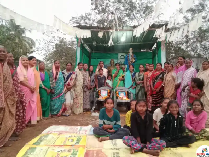 महिला बचत गटातर्फे क्रांतिज्योती सावित्रीबाई फुले यांना अभिवादन; शंकरपुर येथे महिला मुक्ती व बालिका दिन साजरा महिला बचत गटातर्फे क्रांतिज्योती सावित्रीबाई फुले यांना अभिवादन; शंकरपुर येथे महिला मुक्ती व बालिका दिन साजरा