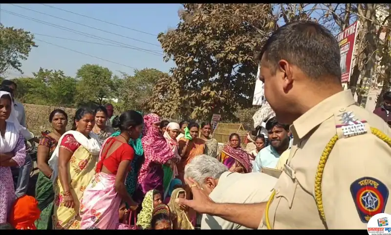 लाडकी बहीण योजनेतील विलंबामुळे नागपूर नाक्यावर रस्ता रोको लाडकी बहीण योजनेतील विलंबामुळे नागपूर नाक्यावर रस्ता रोको