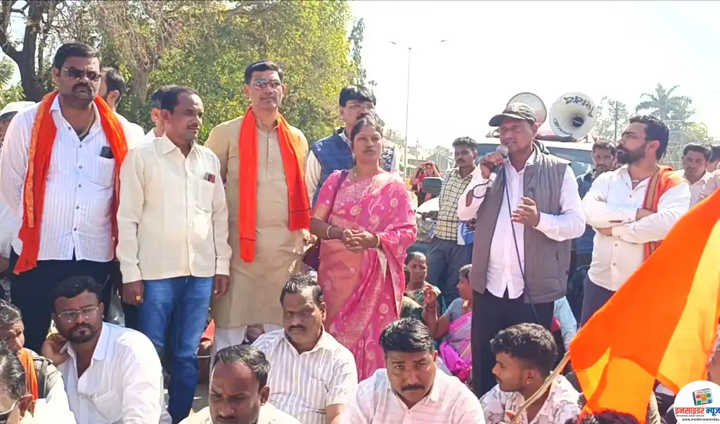 भावड मूर्ती विटंबना प्रकरण: आमदार नरेंद्र भोंडेकरांचा अड्याळमध्ये रास्ता रोको भावड मूर्ती विटंबना प्रकरण: आमदार नरेंद्र भोंडेकरांचा अड्याळमध्ये रास्ता रोको