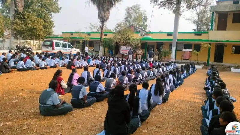 रस्त्यावरून चालताना आता नेहमी उजव्या बाजूनेच चाला ! रस्त्यावरून चालताना आता नेहमी उजव्या बाजूनेच चाला !