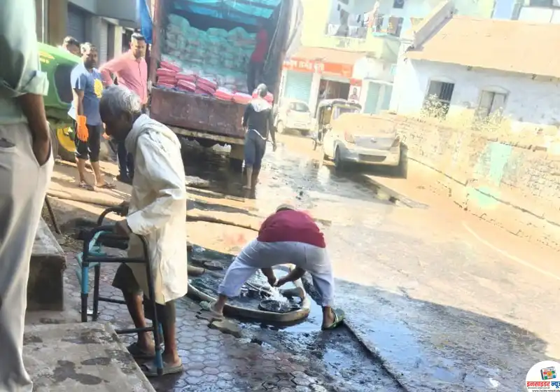 पदग्रहण करण्यापूर्वीच लागले नगरसेवक कामाला, अंधारात गेलेल्या प्रभागात केला उजेड, भरलेले गटार आणि दुर्गंधीत पाण्यापासून सुटका, नागरिकांकडून कौतुकाची थाप पदग्रहण करण्यापूर्वीच लागले नगरसेवक कामाला, अंधारात गेलेल्या प्रभागात केला उजेड, भरलेले गटार आणि दुर्गंधीत पाण्यापासून सुटका, नागरिकांकडून कौतुकाची थाप