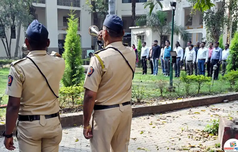 विभागीय आयुक्त कार्यालयात हुतात्म्यांना श्रद्धांजली विभागीय आयुक्त कार्यालयात हुतात्म्यांना श्रद्धांजली