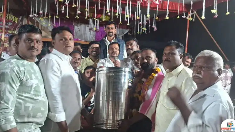 चाचेर येथे विजेत्या कुस्तीपटूंना बक्षिसाचे वितरण चाचेर येथे विजेत्या कुस्तीपटूंना बक्षिसाचे वितरण