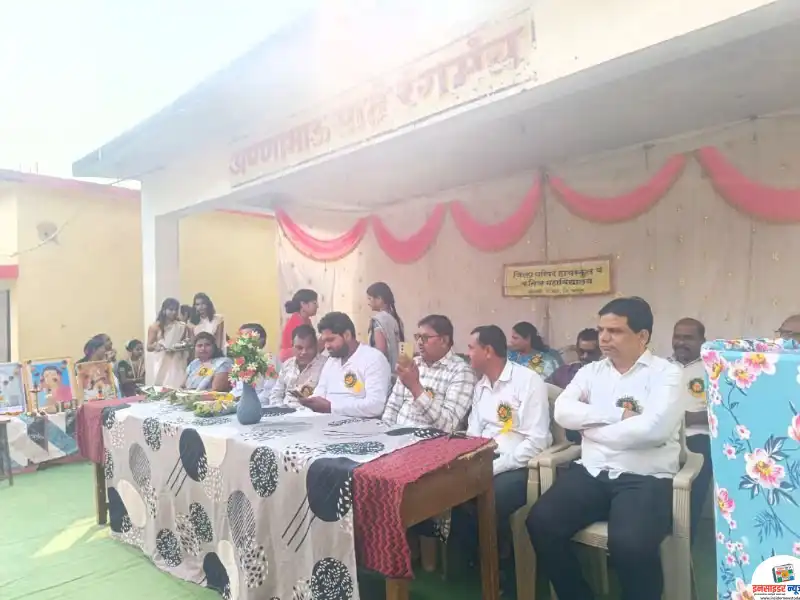 जि. प. हायस्कूल व कनिष्ठ महाविद्यालयात वार्षिक स्नेहसंमेलन थाटात जि. प. हायस्कूल व कनिष्ठ महाविद्यालयात वार्षिक स्नेहसंमेलन थाटात