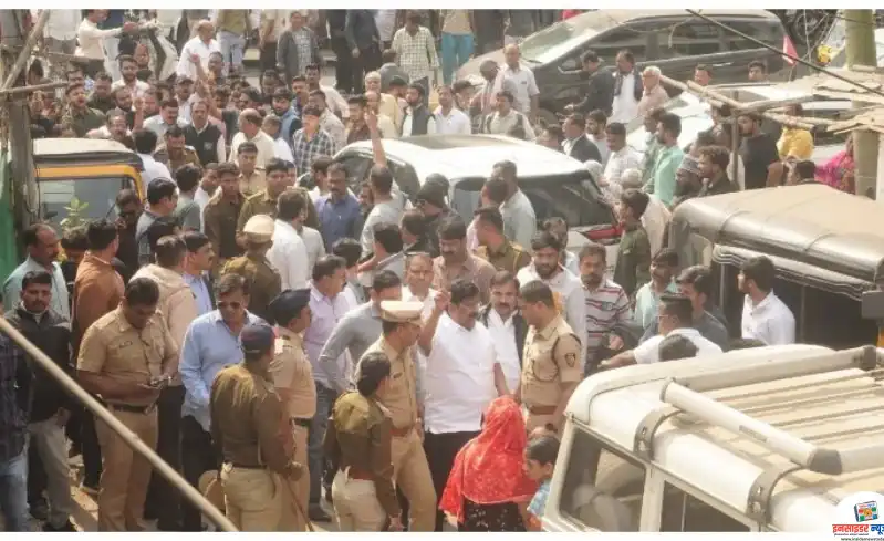 नागपुर में हाई वोल्टेज ड्रामा: पालक मंत्री बावनकुले की घेरी गाड़ी नागपुर में हाई वोल्टेज ड्रामा: पालक मंत्री बावनकुले की घेरी गाड़ी