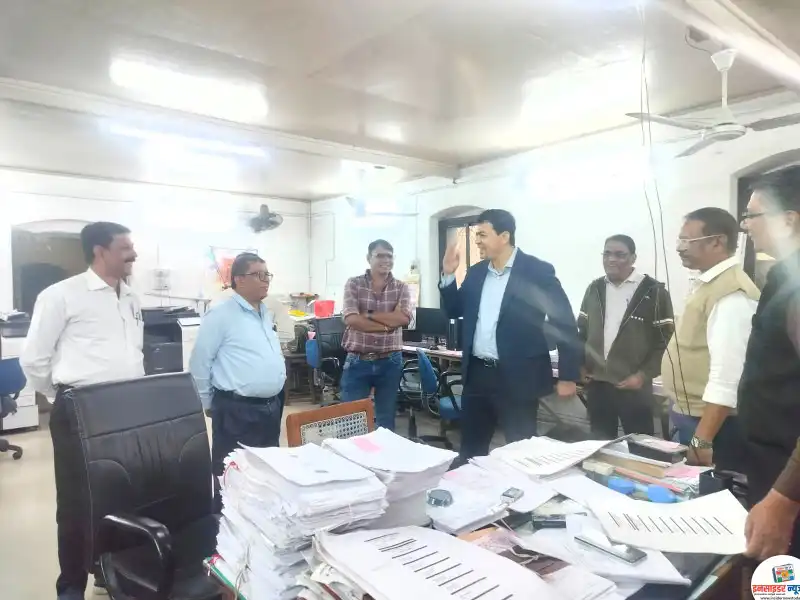 आयुक्तांनी केली शासकीय मुद्रणालयात मतपत्रांची पाहणी आयुक्तांनी केली शासकीय मुद्रणालयात मतपत्रांची पाहणी