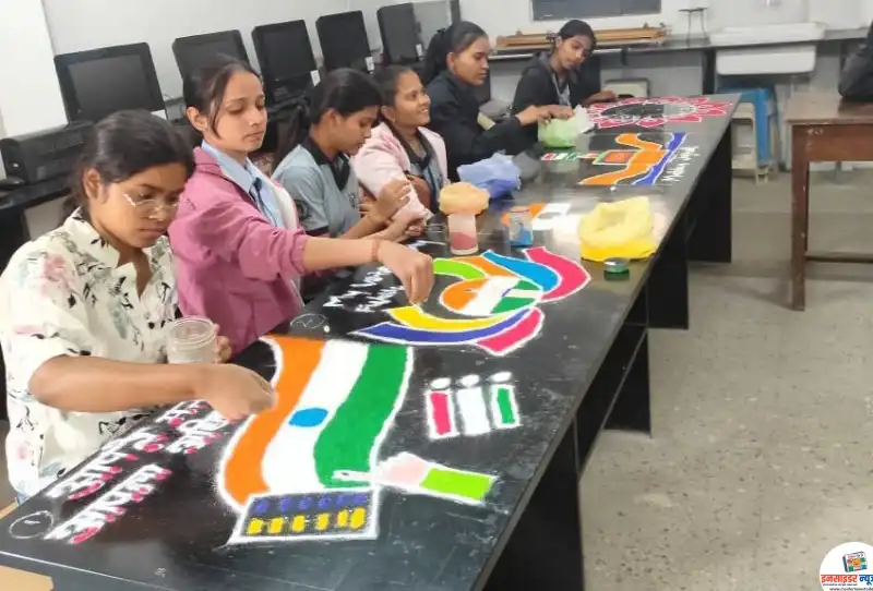 रांगोळीच्या माध्यमातून मतदान जनजागृती रांगोळीच्या माध्यमातून मतदान जनजागृती