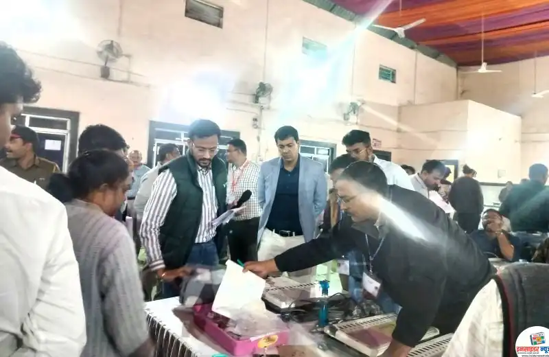 मतदान केंद्रांसाठी इलेक्ट्रॉनिक मतदान यंत्रांचे वितरण मतदान केंद्रांसाठी इलेक्ट्रॉनिक मतदान यंत्रांचे वितरण