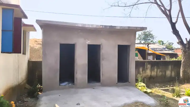स्वच्छ भारत अभियान के शौचालय निर्माण कागजों में पूरे, ज़मीन पर अधूरे स्वच्छ भारत अभियान के शौचालय निर्माण कागजों में पूरे, ज़मीन पर अधूरे