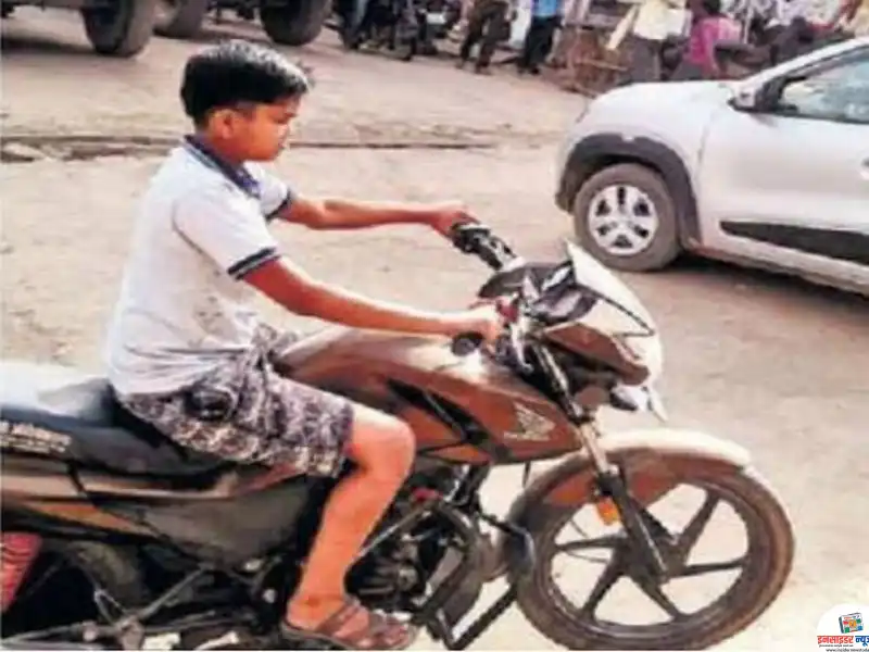 बिना लाइसेंस, बिना हेलमेट… नाबालिग चालक बन रहे हादसों की वजह बिना लाइसेंस, बिना हेलमेट… नाबालिग चालक बन रहे हादसों की वजह