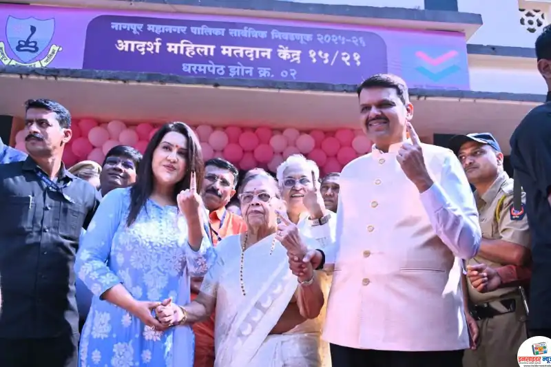 मुख्यमंत्री देवेंद्र फडणवीस यांनी बजावला मतदानाचा हक्क मुख्यमंत्री देवेंद्र फडणवीस यांनी बजावला मतदानाचा हक्क