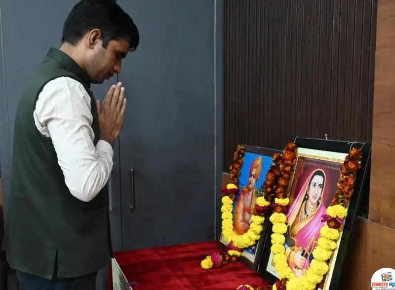 जिल्हाधिकारी कार्यालयात जिजाऊ माँ साहेब, स्वामी विवेकानंद जयंती साजरी जिल्हाधिकारी कार्यालयात जिजाऊ माँ साहेब, स्वामी विवेकानंद जयंती साजरी