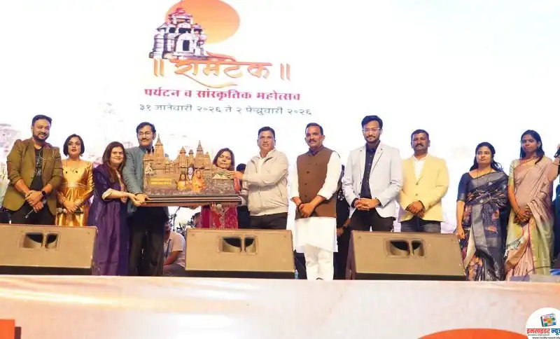 बहारदार व भावस्पर्शी गाण्यांनी संपूर्ण परिसर संगीतमय बहारदार व भावस्पर्शी गाण्यांनी संपूर्ण परिसर संगीतमय