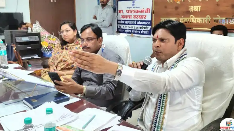 कामचुकार अधिकाऱ्यांची गय करणार नाही; खा. डॉ. प्रशांत पडोळे यांनी प्रशासनाला भरला दम कामचुकार अधिकाऱ्यांची गय करणार नाही; खा. डॉ. प्रशांत पडोळे यांनी प्रशासनाला भरला दम