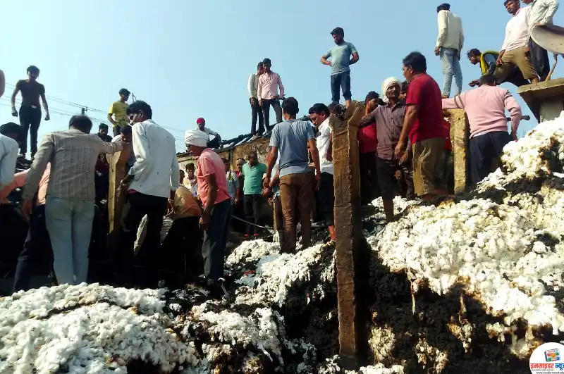 गॅस गळतीमुळे दोन शेतकऱ्यांच्या घराला आग, आगीत १७० क्विंटल कापूस जळून खाक गॅस गळतीमुळे दोन शेतकऱ्यांच्या घराला आग, आगीत १७० क्विंटल कापूस जळून खाक