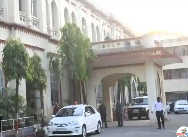 नागपुर जिल्हाधिकारी कार्यालय पर उठते सवाल? नागपुर जिल्हाधिकारी कार्यालय पर उठते सवाल?