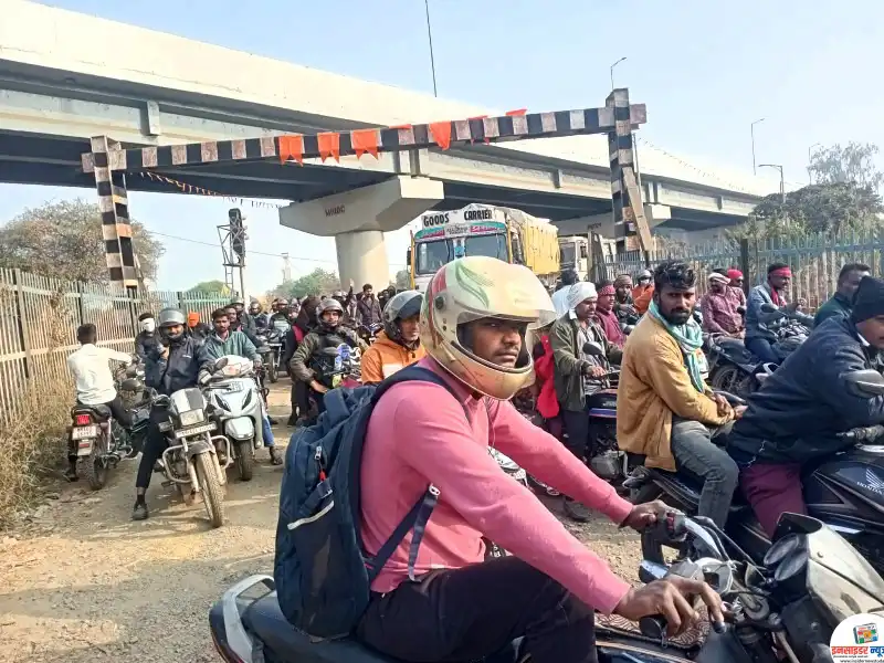 रेल्वे गाड्यांचे सतत आवागमन सुरू असल्याने अर्धा तास निमखेडा फाटक बंद राहिल्यानंतर पुन्हा दहा मिनिटे रेल्वे इंजिन बदलण्याचे काम फाटक बंद ठेवूनच केल्याने वाहनधारक झाले कमालीचे त्रस्त, फाटका जवळच रेल्वे इंजिन बदलण्याचे काम बंद करण्याची त्रस्त वाहनधारकांची मागणी रेल्वे गाड्यांचे सतत आवागमन सुरू असल्याने अर्धा तास निमखेडा फाटक बंद राहिल्यानंतर पुन्हा दहा मिनिटे रेल्वे इंजिन बदलण्याचे काम फाटक बंद ठेवूनच केल्याने वाहनधारक झाले कमालीचे त्रस्त, फाटका जवळच रेल्वे इंजिन बदलण्याचे काम बंद करण्याची त्रस्त वाहनधारकांची मागणी