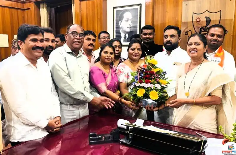 शिवसेनेतर्फे नवनिर्वाचित नागपुरच्या महापौर नीता ठाकरेंना पुष्पगुच्छ देऊन स्वागत शिवसेनेतर्फे नवनिर्वाचित नागपुरच्या महापौर नीता ठाकरेंना पुष्पगुच्छ देऊन स्वागत