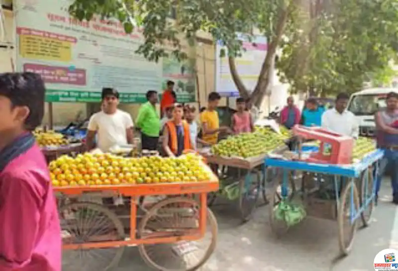 नागपुर के फुटपाथ अतिक्रमणकारियों के हवाले, पैदल चलना हुआ दूभर नागपुर के फुटपाथ अतिक्रमणकारियों के हवाले, पैदल चलना हुआ दूभर