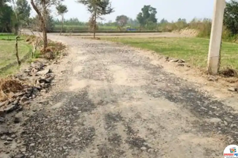 प्रधान मंत्री सडक योजनेत बनविलेल्या रोडाची एका वर्षातच वाट लागली प्रधान मंत्री सडक योजनेत बनविलेल्या रोडाची एका वर्षातच वाट लागली