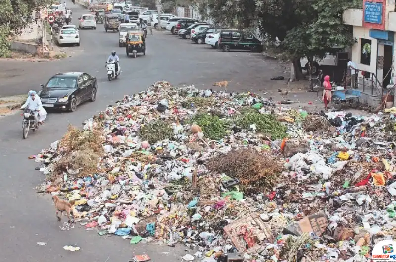 हर साल 100 करोड़ खर्च, फिर भी सड़कों पर कचरे के ढेर हर साल 100 करोड़ खर्च, फिर भी सड़कों पर कचरे के ढेर