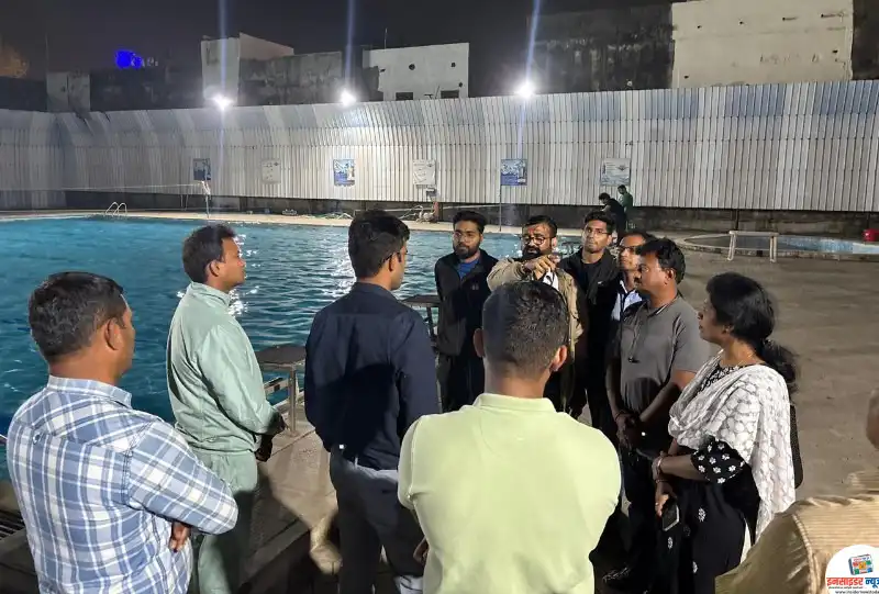 जलतरणतलाववविकासकामांचीजिल्हाधिकाऱ्यांकडूनपाहणी1_copy_800x541