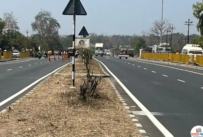 रायपुर नागपुर राष्ट्रीय राजमार्ग के डिवाइडरों पर लगे फूलों के पौधे सूखकर नष्ट रायपुर नागपुर राष्ट्रीय राजमार्ग के डिवाइडरों पर लगे फूलों के पौधे सूखकर नष्ट