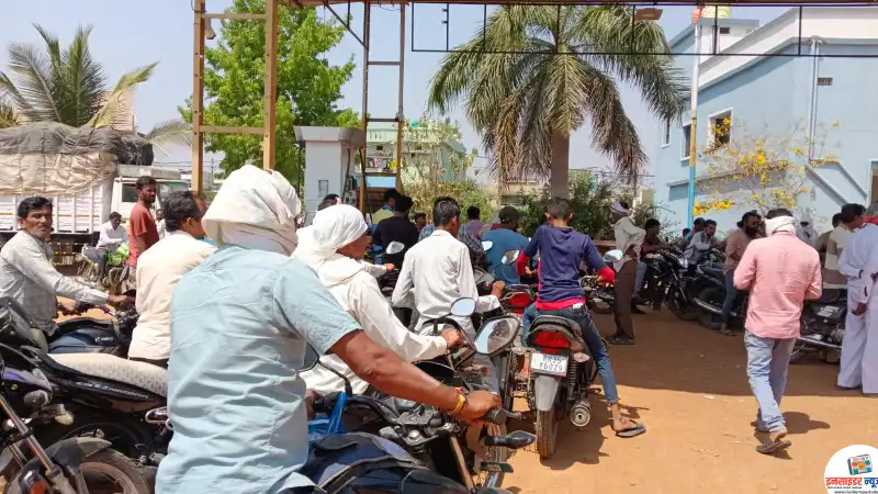 पेट्रोल-डीजल की किल्लत में पेट्रोल पंप संचालकों के अपने नियम पेट्रोल-डीजल की किल्लत में पेट्रोल पंप संचालकों के अपने नियम