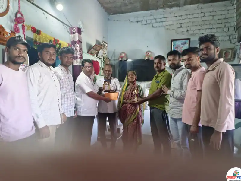 नवतरुण क्रिकेट क्लब आला कुटुंबाच्या मदतीला धावून नवतरुण क्रिकेट क्लब आला कुटुंबाच्या मदतीला धावून