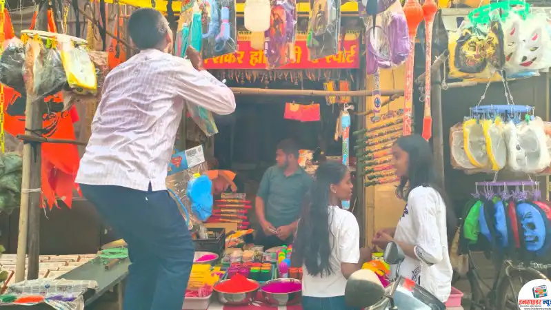 भंडाऱ्यात होळीचा उत्साह; रंगांनी सजल्या बाजारपेठा, प्रशासनाकडून सुरक्षेची जय्यत तयारी भंडाऱ्यात होळीचा उत्साह; रंगांनी सजल्या बाजारपेठा, प्रशासनाकडून सुरक्षेची जय्यत तयारी