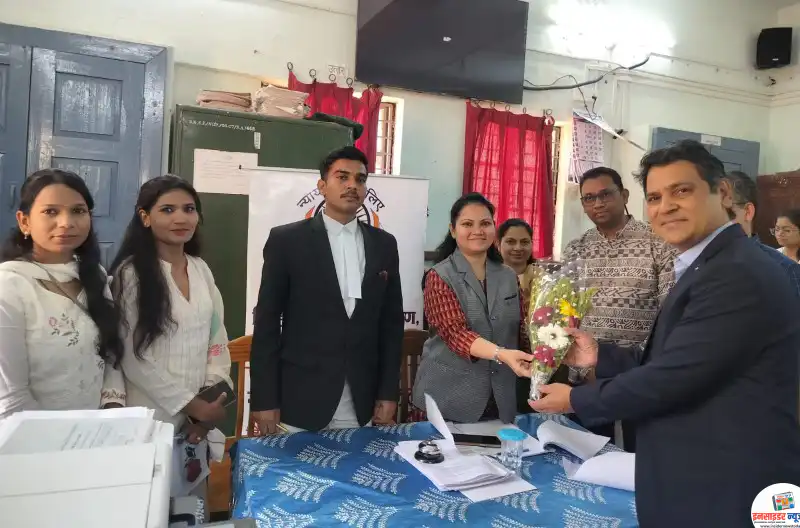 लोकअदालतीत २१५ प्रकरण निकाली ; ८.७७ लाखाची वसुली लोकअदालतीत २१५ प्रकरण निकाली ; ८.७७ लाखाची वसुली