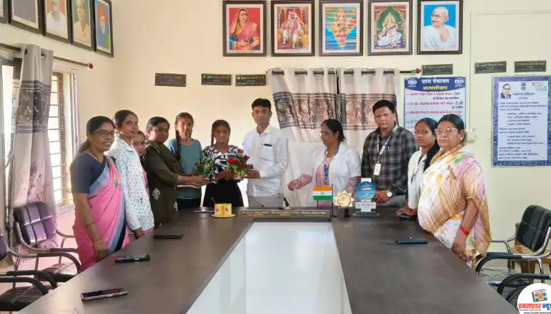 एचपीव्ही लस घेतलेल्या दोन मुलींचा गौरव एचपीव्ही लस घेतलेल्या दोन मुलींचा गौरव